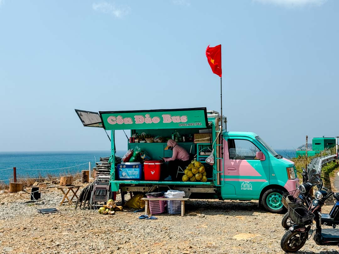 snackstand an der kueste von con dao