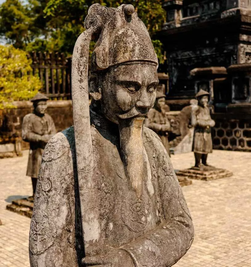 steinstatue eines soldaten mit schwert in hue vietnam Steinstatue eines Soldaten mit Schwert in Hue, Vietnam