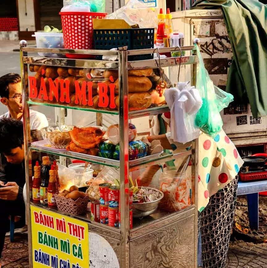 streetfood wagen in ho chi minh der banh mi verkauft Streetfood-Wagen in Ho-Chi-Minh, der Bánh Mì verkauft