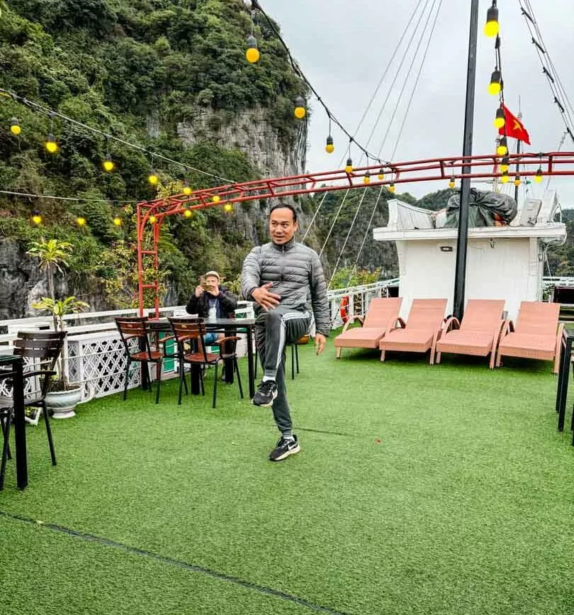 Tai-Chi am Morgen in der Bai Tu Long Bucht