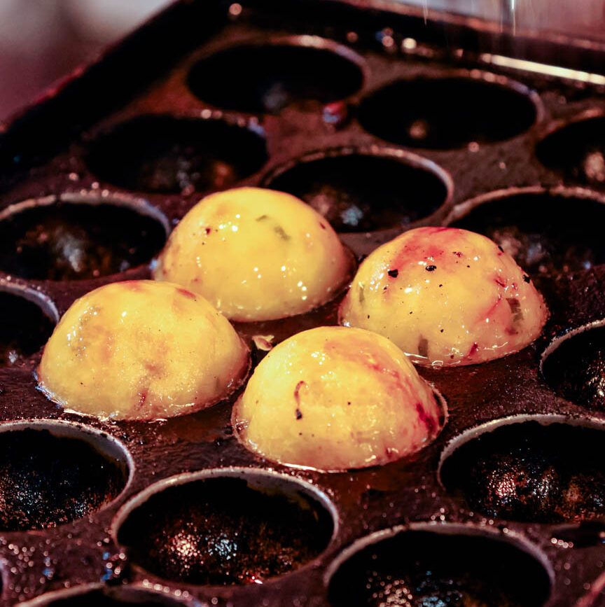 takoyaki kochen in einer speziellen pfanne hue vibes
