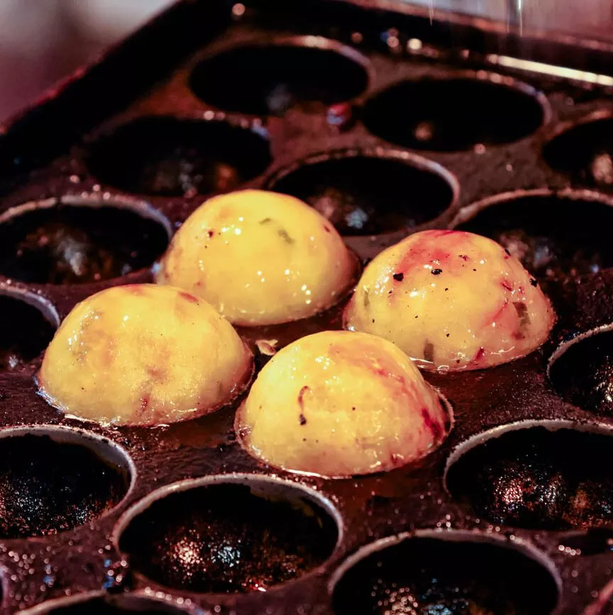 takoyaki kochen in einer speziellen pfanne hue vibes Takoyaki kochen in einer speziellen Pfanne, Hue-Vibes