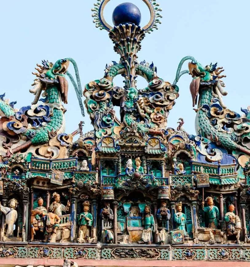 tempelfassade in ho chi minh stadt mit skulpturen Tempelfassade in Ho-Chi-Minh-Stadt mit Skulpturen