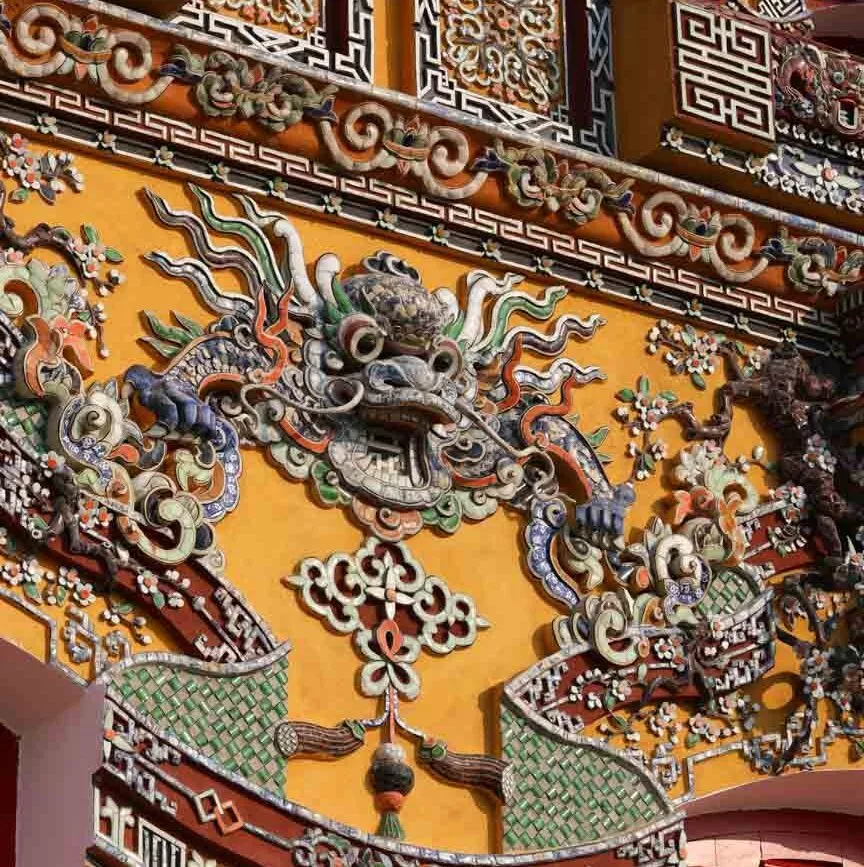 thai hoa palast kaiserstadt hue aussenfassafe mit mosaiken Thai Hoa Palast Kaiserstadt Hue, Außenfassafe mit Mosaiken