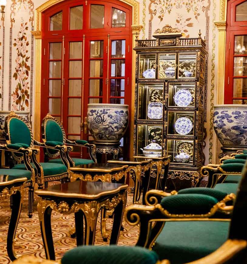 thai hoa palast kaiserstadt hue von innen mit antiken moebeln