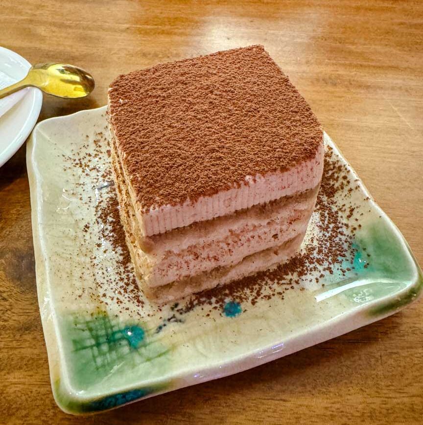 tiramisu stueck auf einem teller mit loeffel hue vietnam