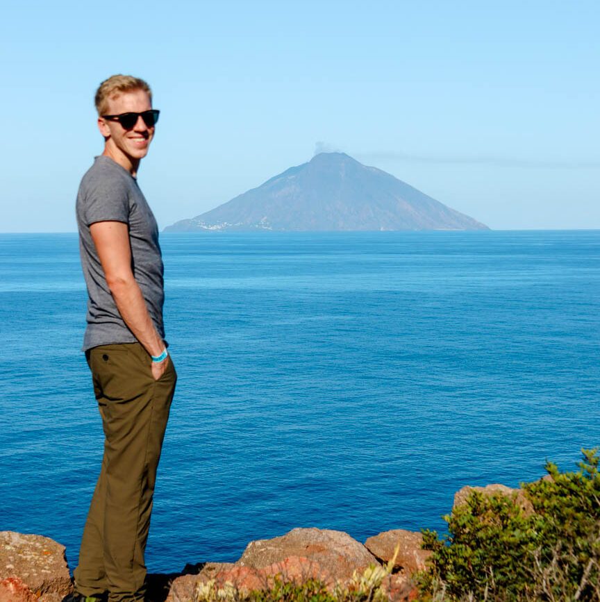 Tom auf Insel Panarea blick zum Stromboli
