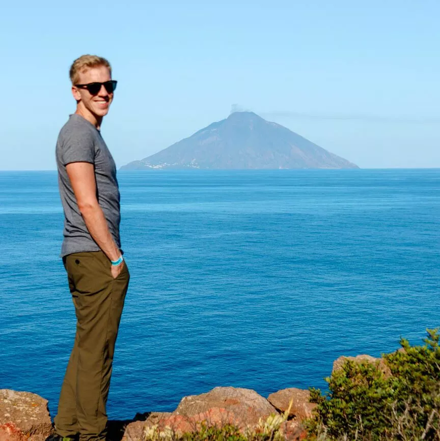 Tom auf Insel Panarea blick zum Stromboli