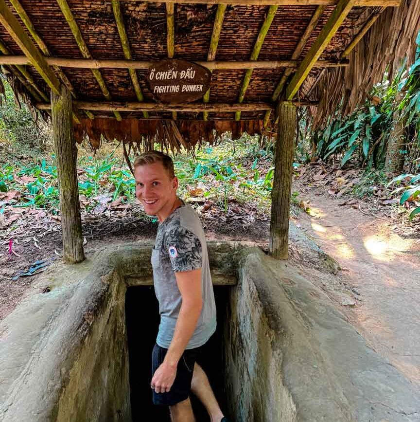 tom betritt chien dau kampfbunker in der naehe von ho chi minh stadt