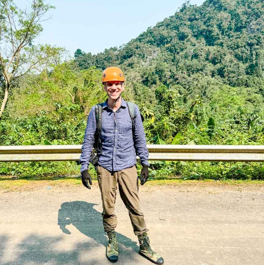 tom mit schutzausruestung fuer hoehlentour in phong nha
