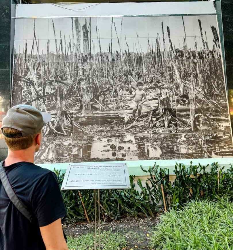 tom schaut foto im kriegsreste museum an