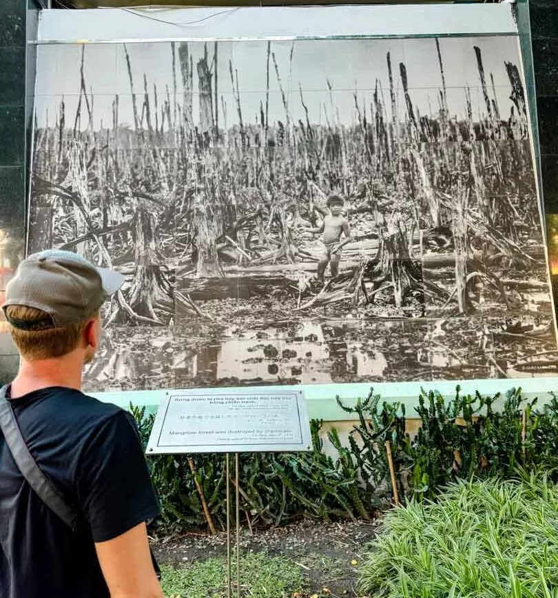 tom schaut foto im kriegsreste museum an Tom schaut Foto im Kriegsreste-Museum an