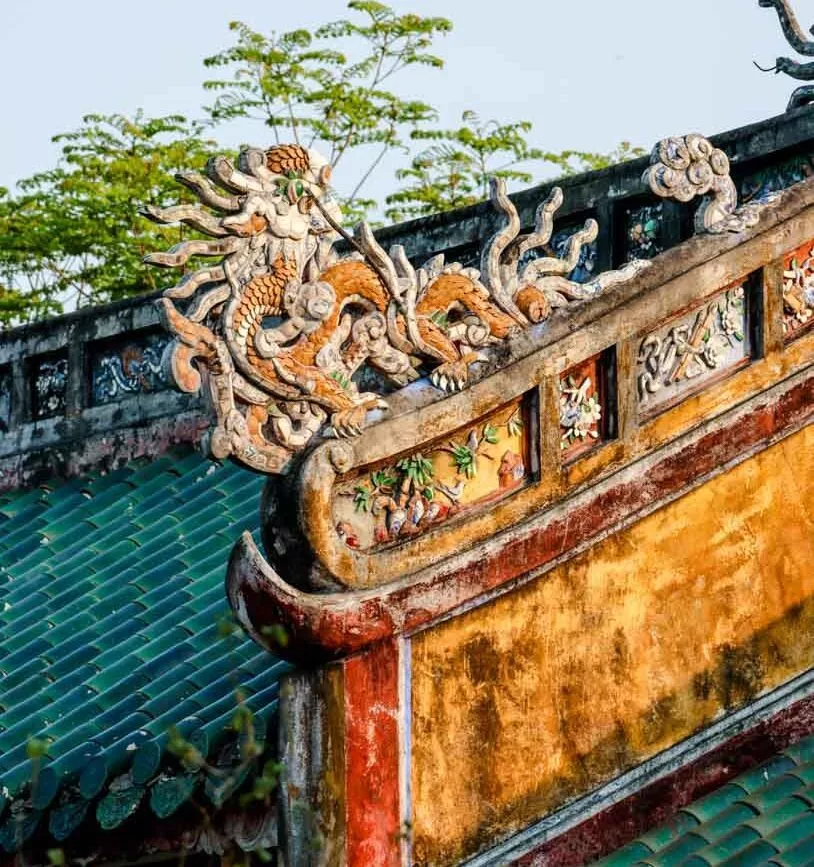 traditionelles dach mit drachenschnitzereien in hue vietnam Traditionelles Dach mit Drachenschnitzereien in Hue, Vietnam