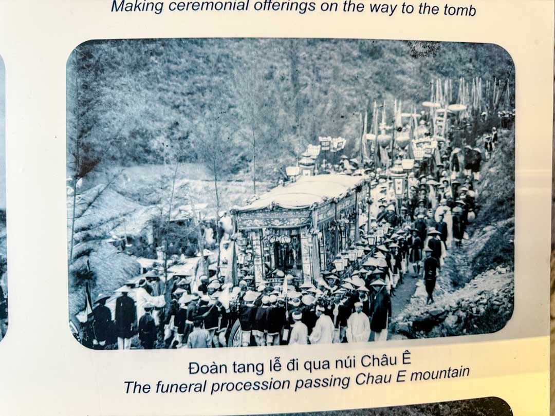 trauerzug durch den berg chau e in hue