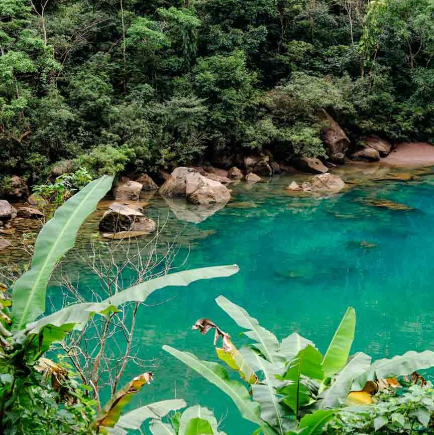 tuerkisfarbener fluss im phong nha ke bang nationalpark vietnam