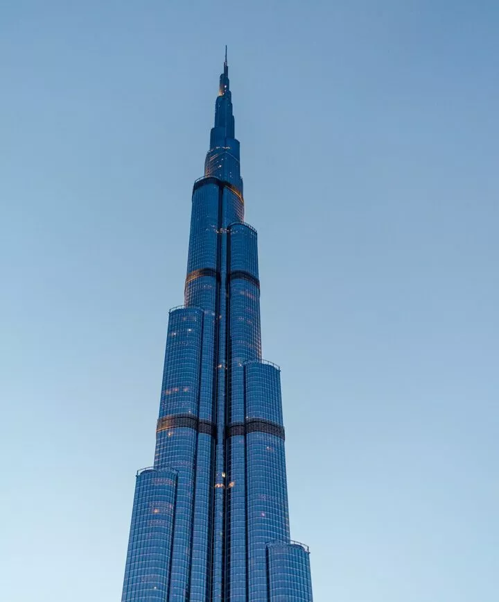 UAE Dubai Burj Khalifa in der Dämmerung