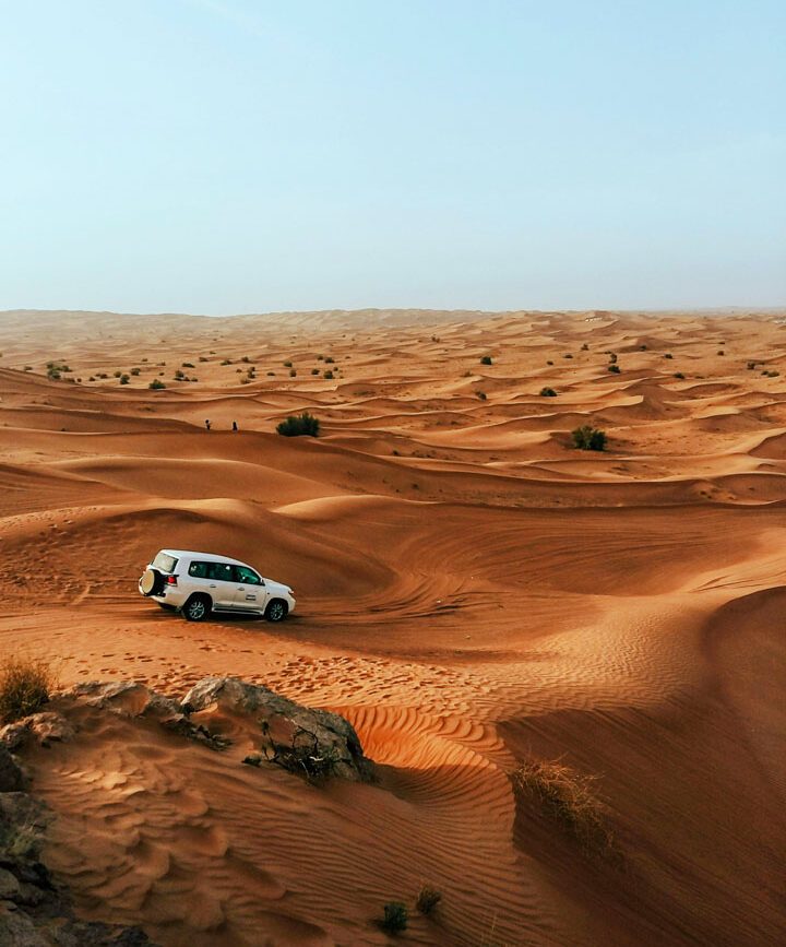 uae dubai dune bashing in der wueste