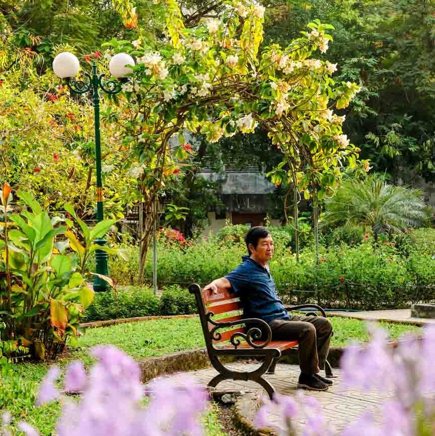 vietnamese auf parkbank in ho chi minh stadt