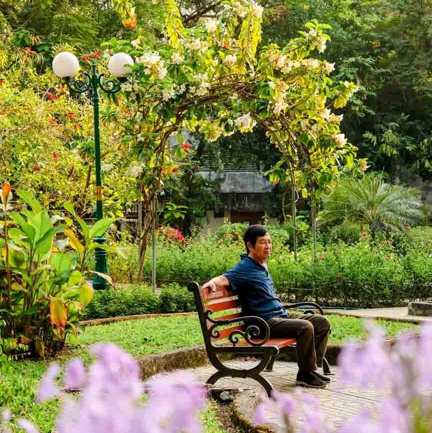 vietnamese auf parkbank in ho chi minh stadt Vietnamese auf Parkbank in Ho-Chi-Minh-Stadt