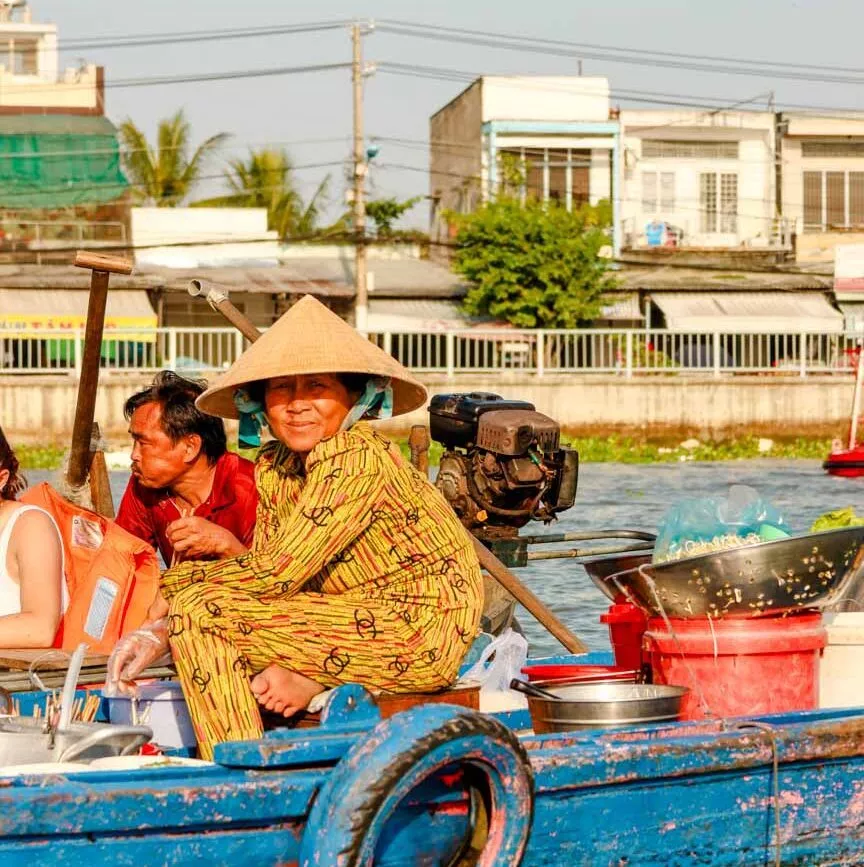 Vietnamesin auf dem Floating Market in Can Tho, Vietnam