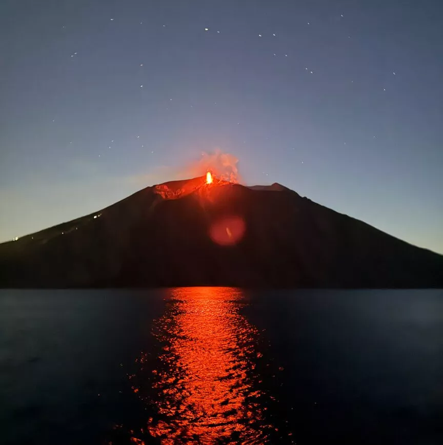 Vulkan Stromboli bricht nachts aus, Blick vom Boot