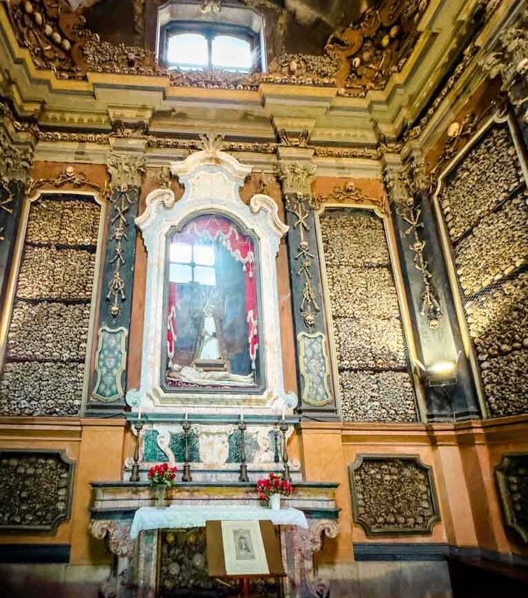 Wände aus Knochen in der San Bernardino alle Ossa in Mailand