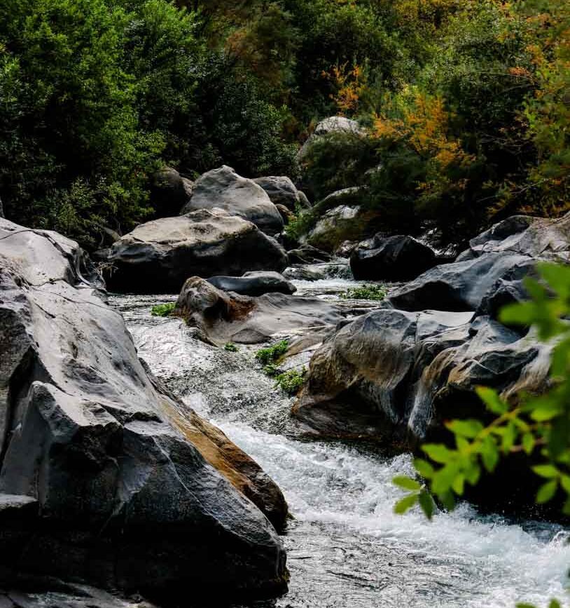 Wandern am Fluss entlang, Alcantara Schlucht