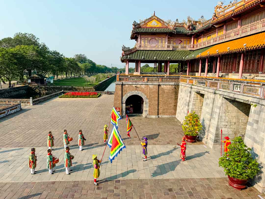 zeremonielle wachen fuehren in hue eine flaggenparade durch