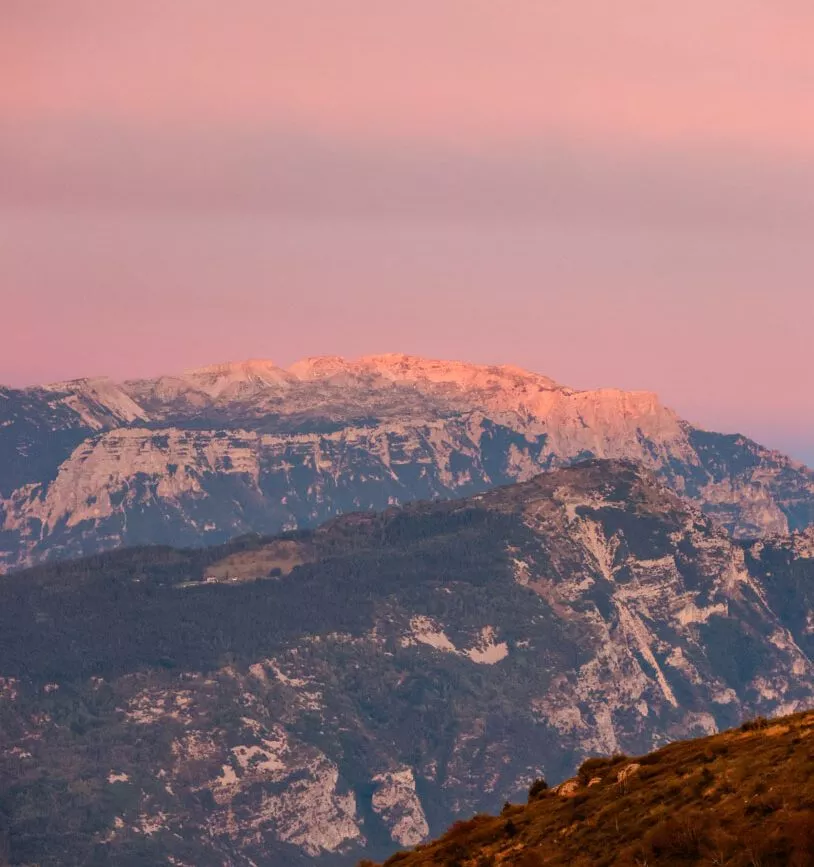 alpengluehen beim sonnenuntergang am gardasee