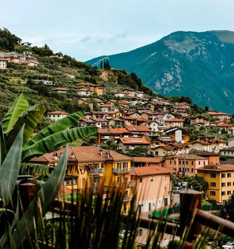 ausblick vom garten beim varone wasserfall