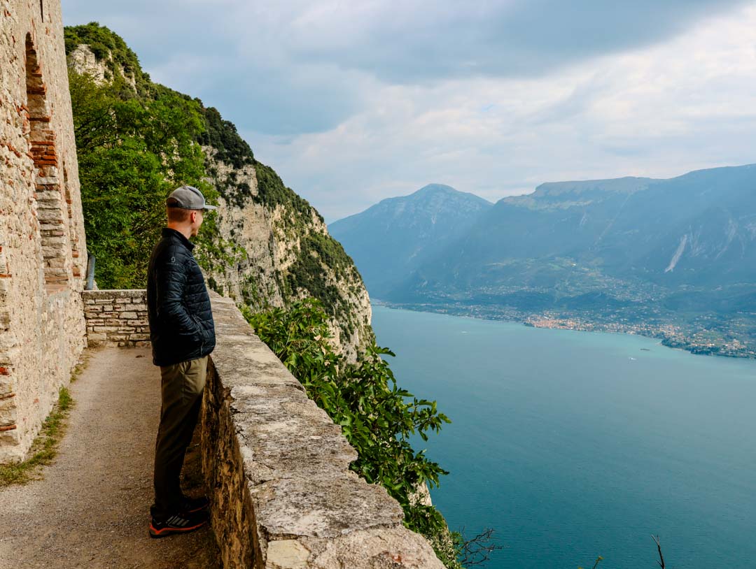 ausblick vom kloster auf den gardasee ist gigantisch