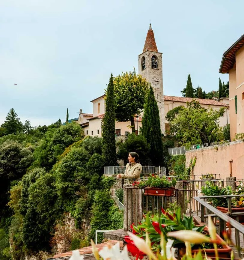 aussichtspunkt im bergdorf pieve am gardasee