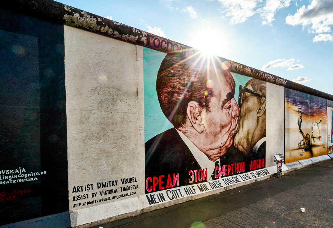 berlin the famous kiss an der east der gallery in berlin berliner mauer staedtetrip berlin the famous kiss an der east der gallery in berlin berliner mauer staedtetrip