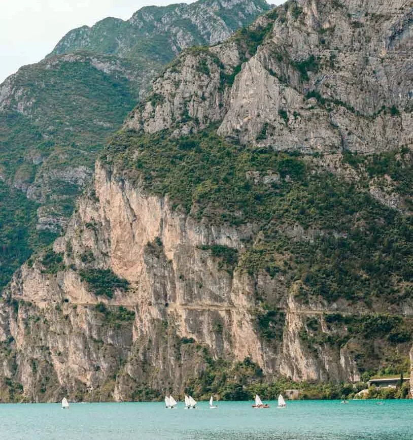 blick auf die berge von der strandpromenade in riva