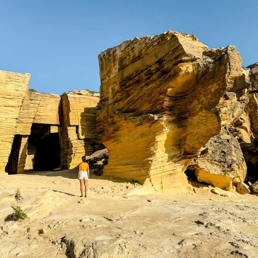 Bue Marino Beach, ehemalige Tagebauwerke