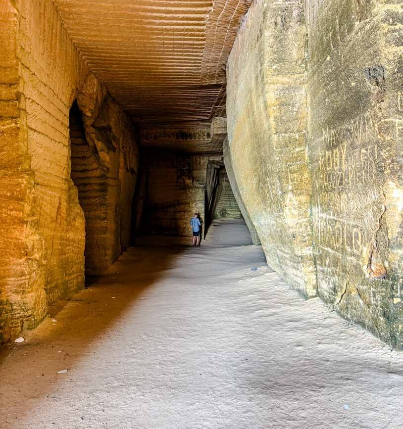 Bue Marino Beach, Favignana, unnatürliche Höhlen
