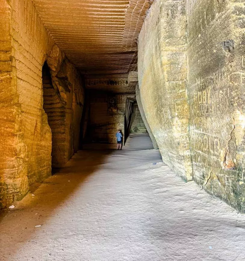 Bue Marino Beach, Favignana, unnatürliche Höhlen