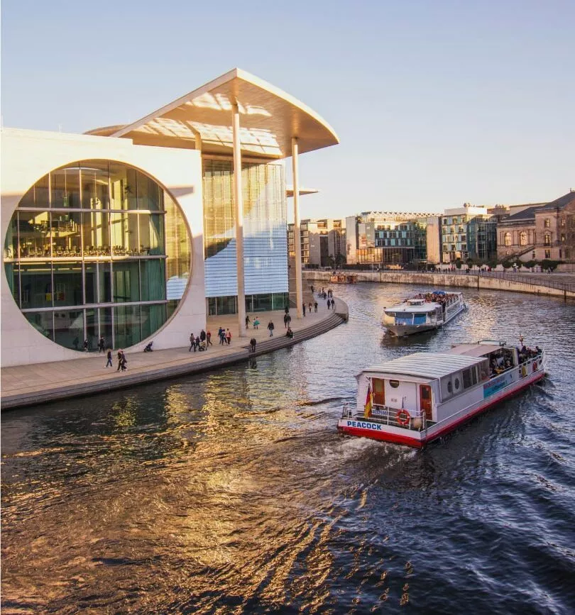 bundeskanzleramt an der spree in berlin staedtetrip