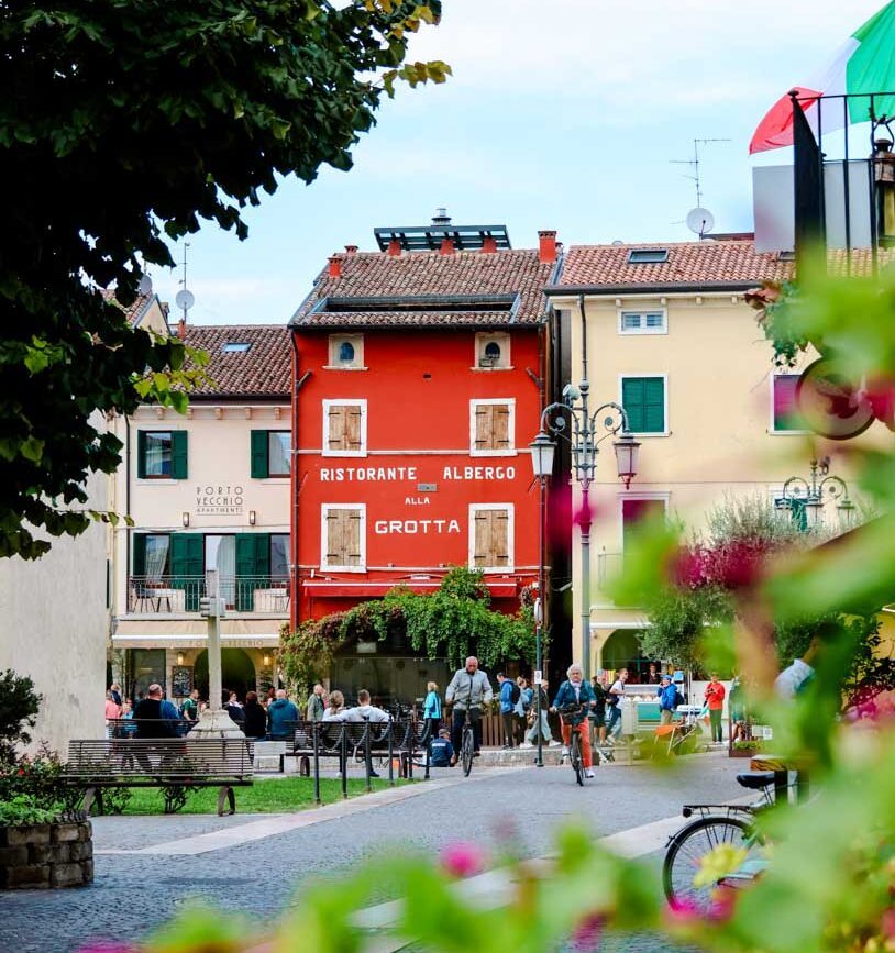 bunte Häuser, Cafés und Bella Italia Vibe in Lazise am Gardasee