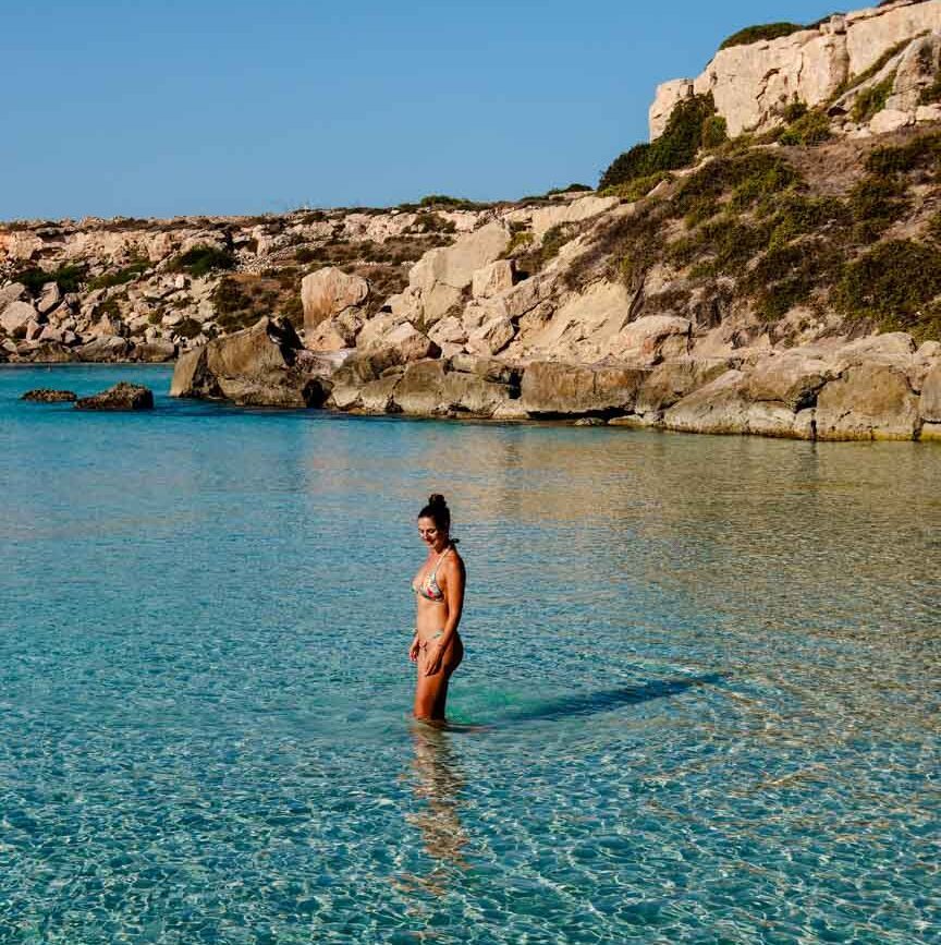 Cala Azzurra auf Favignana, türkisblaues Wasser