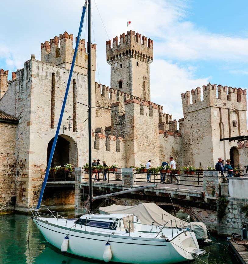 eingang zur altstadt durch alte festungsmauern in sirmione am gardasee
