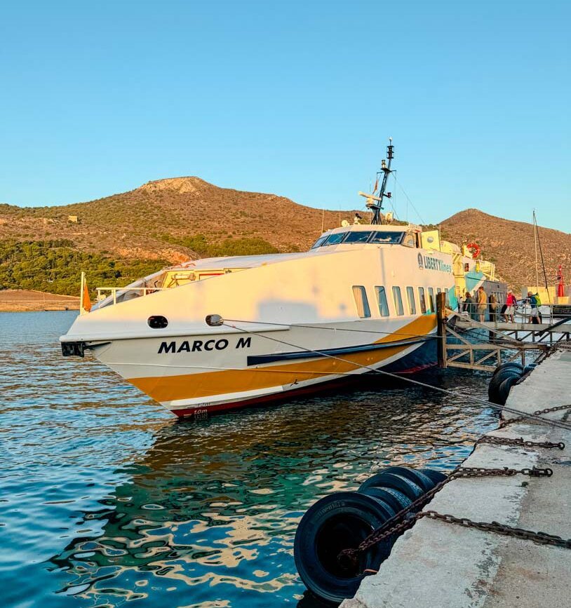 Fähre am Hafen in Favignana