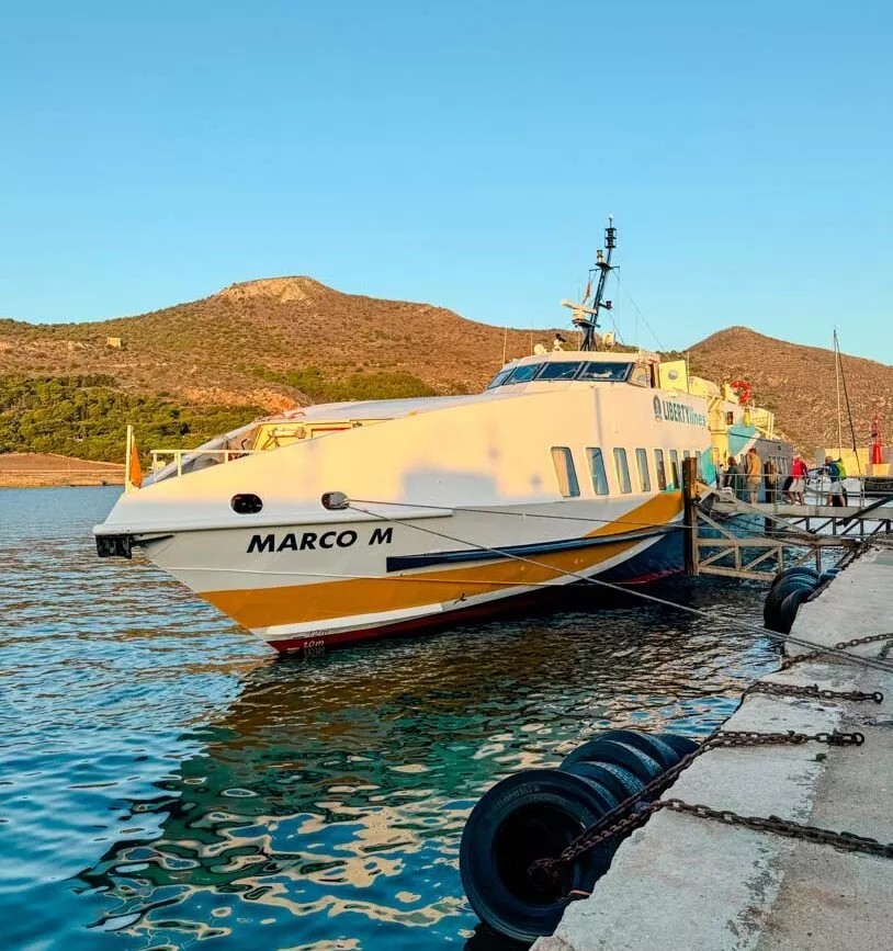 Fähre am Hafen in Favignana