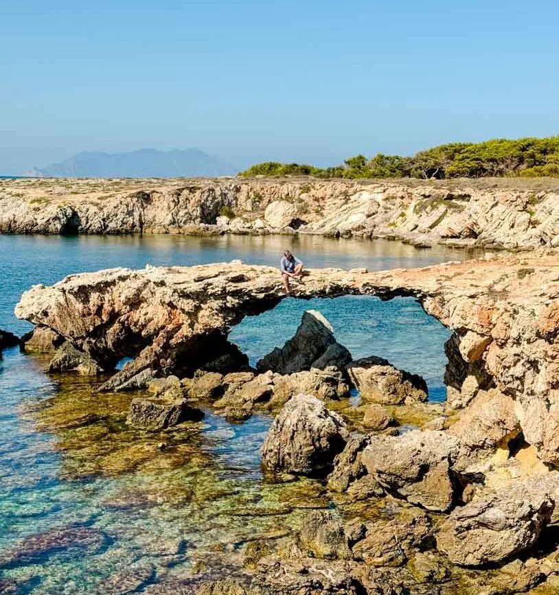 Felsbogen Cala Rotonda auf Favignana