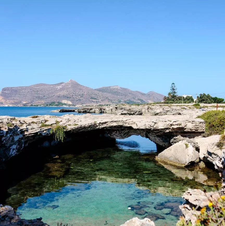 Felsbogen in der Grotta Perciata, Favignana