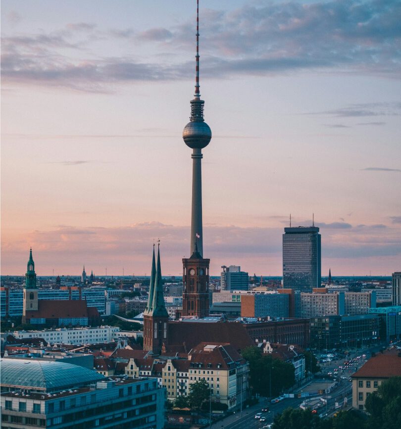 fernsehturm am abend in berlin staedtetrip