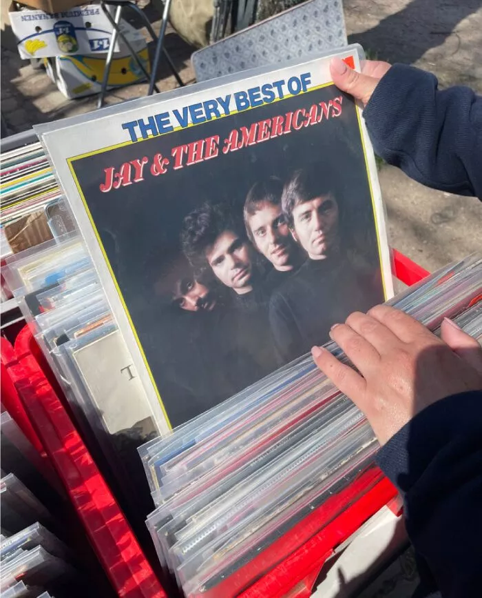 flohmarktstand mit schallplatten im schanzenviertel in hamburg flohmarktstand mit schallplatten im schanzenviertel in hamburg