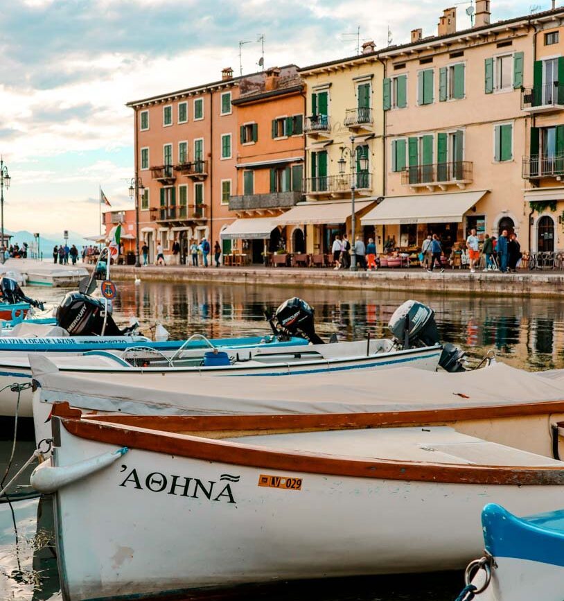 Hafen mit bunten Häusern in Lazise Altstadt