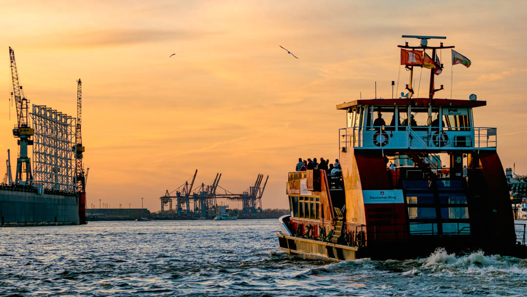 Hafenfähre Linie 62 bei Sonnenuntergang, Hamburg