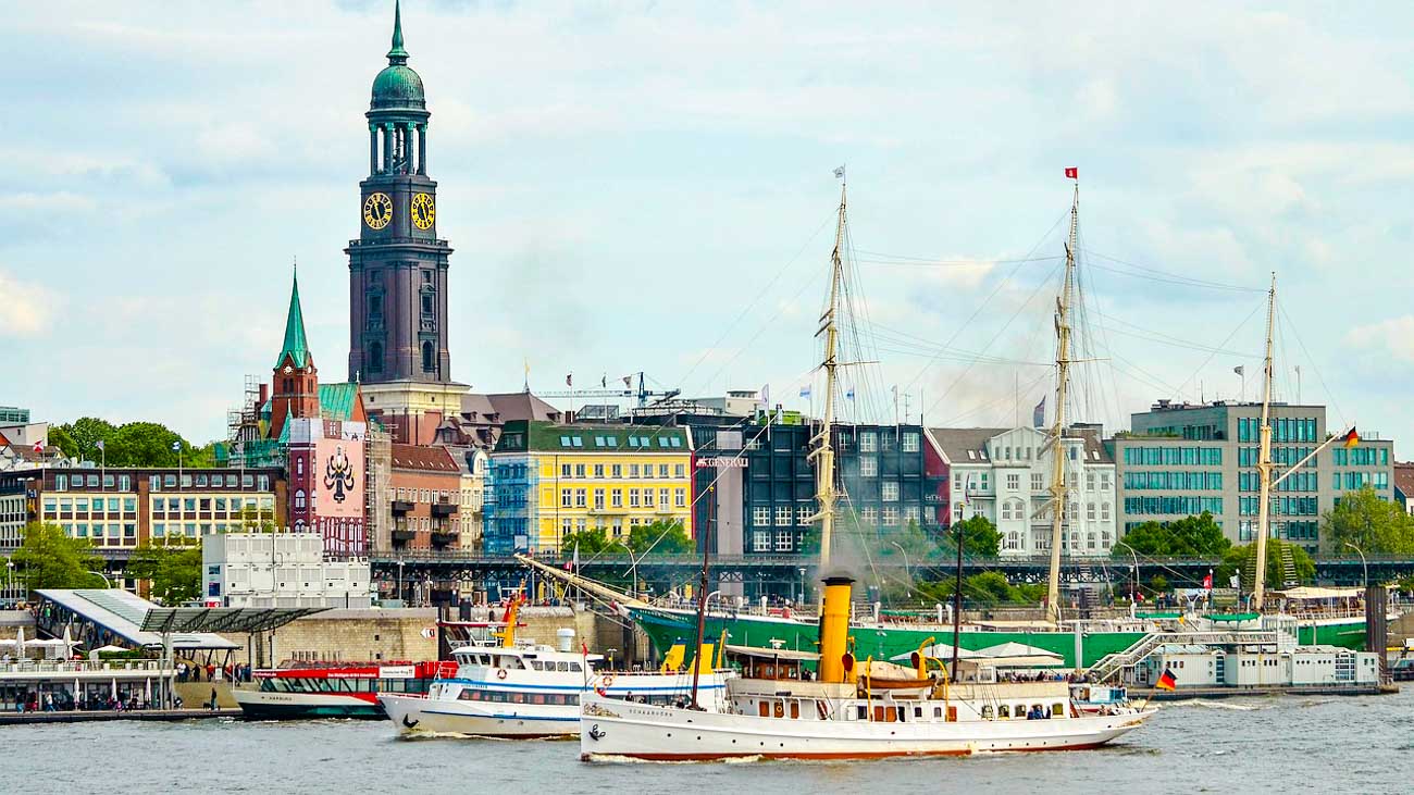 hamburger hafen mit schiffen und michel hamburg tagesausflug Hamburger Hafen mit Schiffen und Michel, Hamburg Tagesausflug